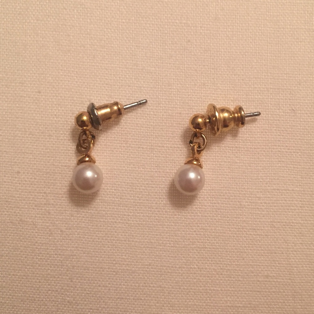 Gold tone dangling earrings with pearl